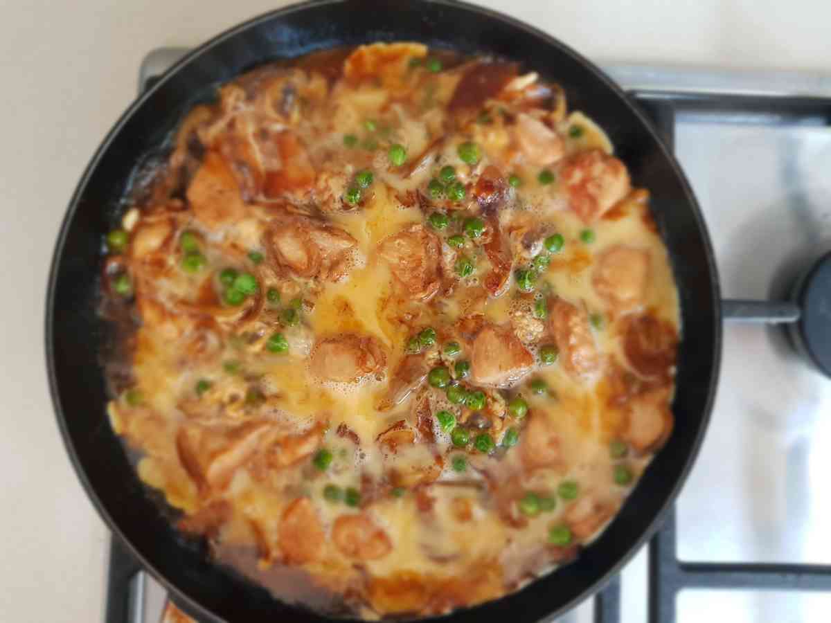 Japanese home cooking recipe for oyakodon, chicken and egg rice bowl, dashi master sauce, journey to the east
